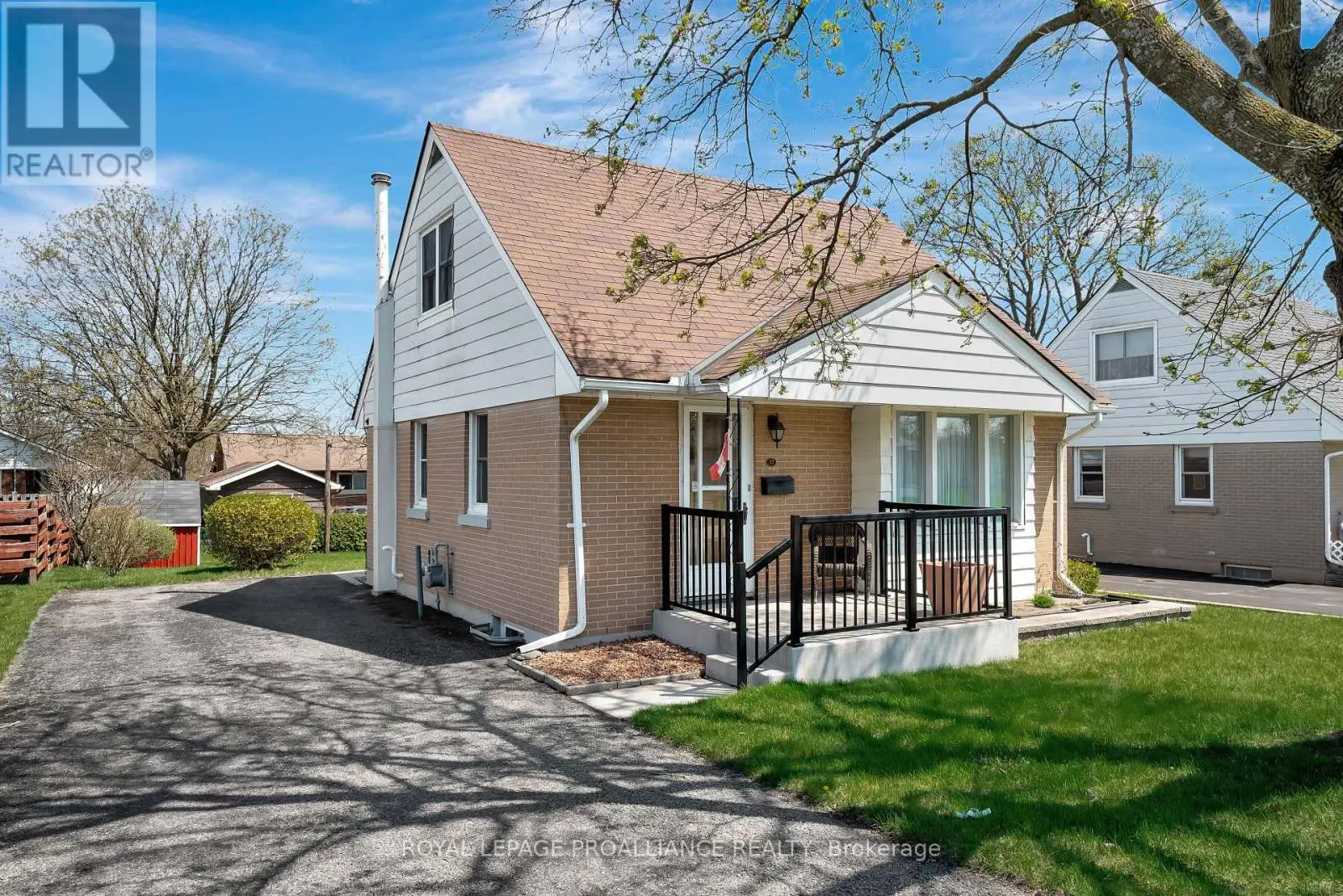 37 Fourth Avenue, Quinte West, Ontario  K8V 5N5 - Photo 1 - X12127288