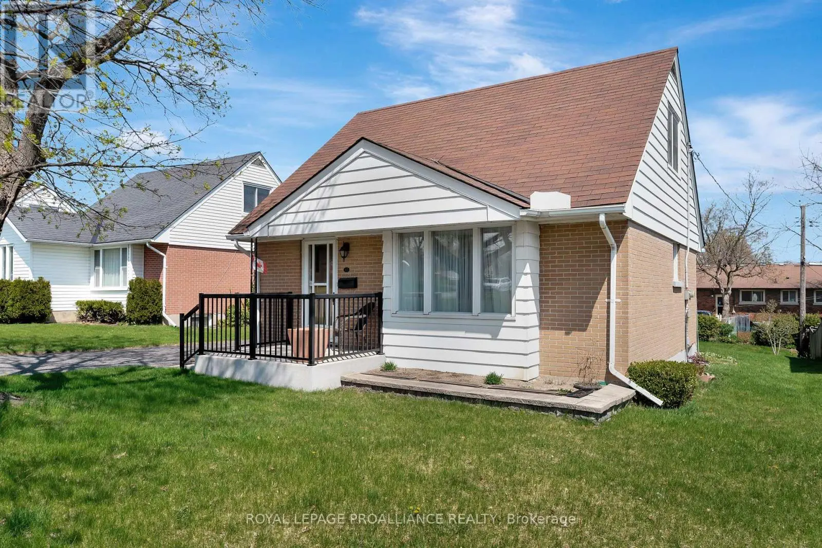 37 Fourth Avenue, Quinte West, Ontario  K8V 5N5 - Photo 2 - X12127288
