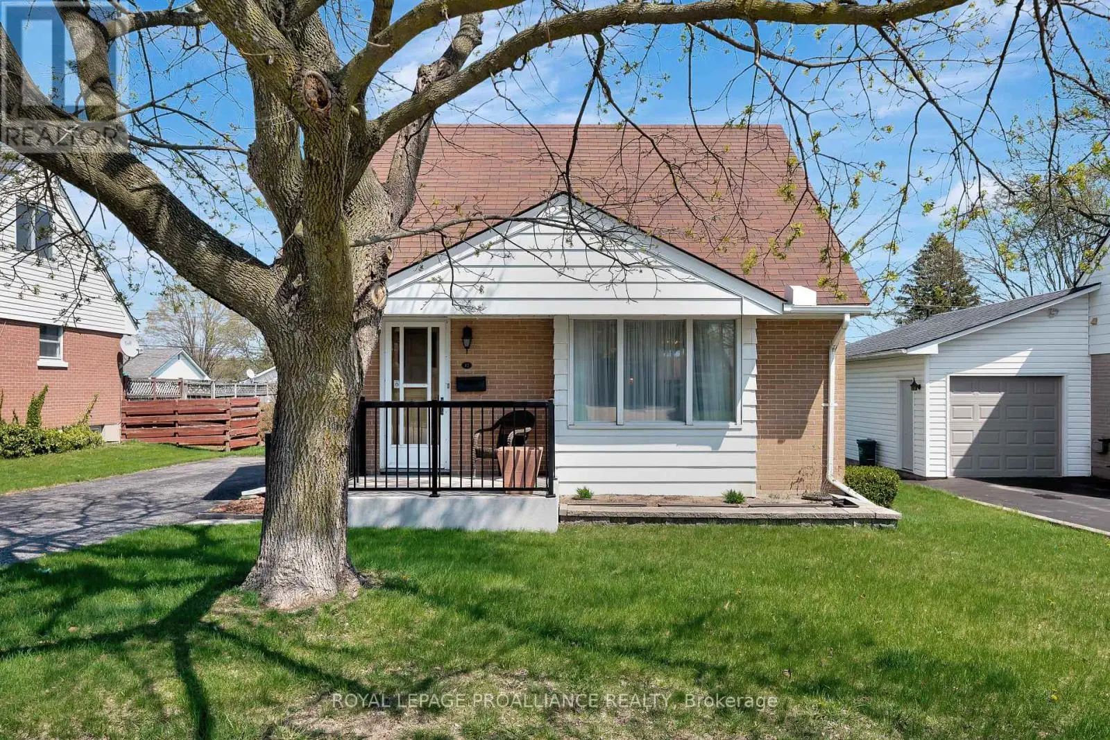 37 Fourth Avenue, Quinte West, Ontario  K8V 5N5 - Photo 3 - X12127288