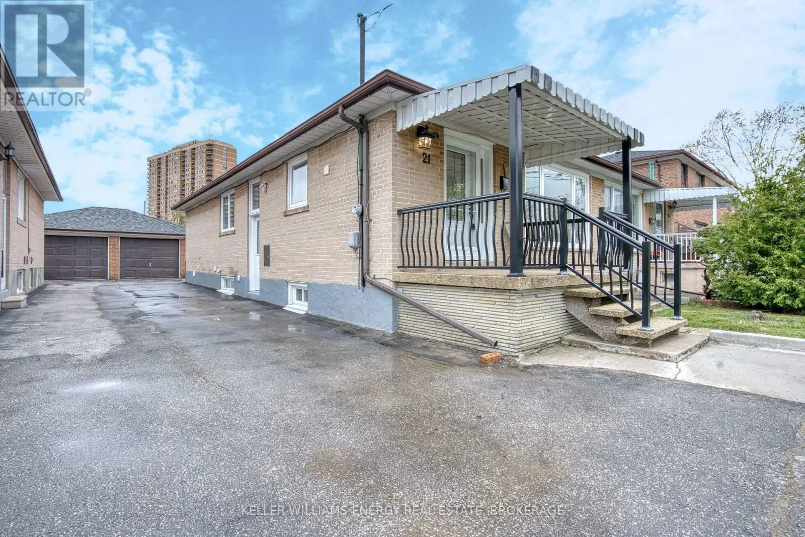 21 Neames Crescent, Toronto, Ontario  M3L 1K8 - Photo 2 - W12127023