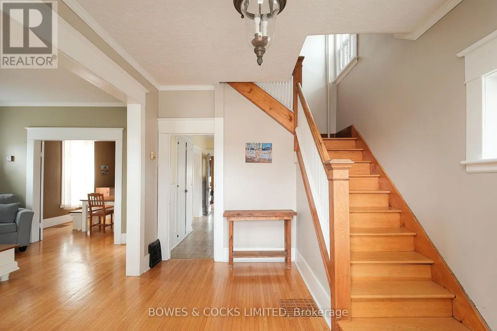 562 Cameron Street, Peterborough South, Ontario  K9J 3Z5 - Photo 2 - X12128848