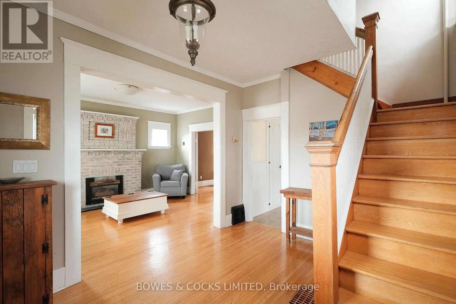 562 Cameron Street, Peterborough South, Ontario  K9J 3Z5 - Photo 3 - X12128848