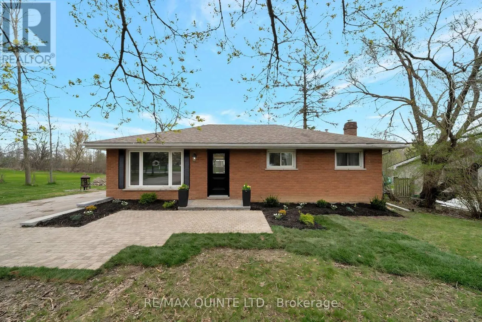 368 Whites Road, Quinte West, Ontario  K8V 5P5 - Photo 1 - X12129038