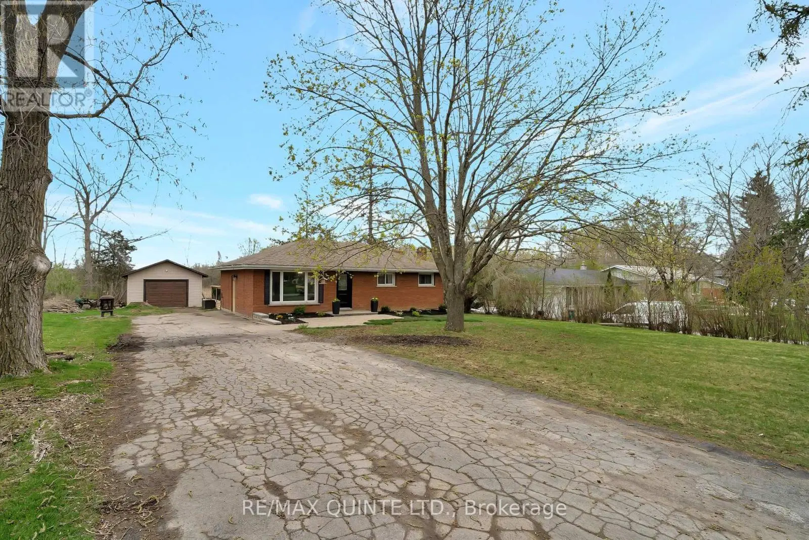 368 Whites Road, Quinte West, Ontario  K8V 5P5 - Photo 2 - X12129038