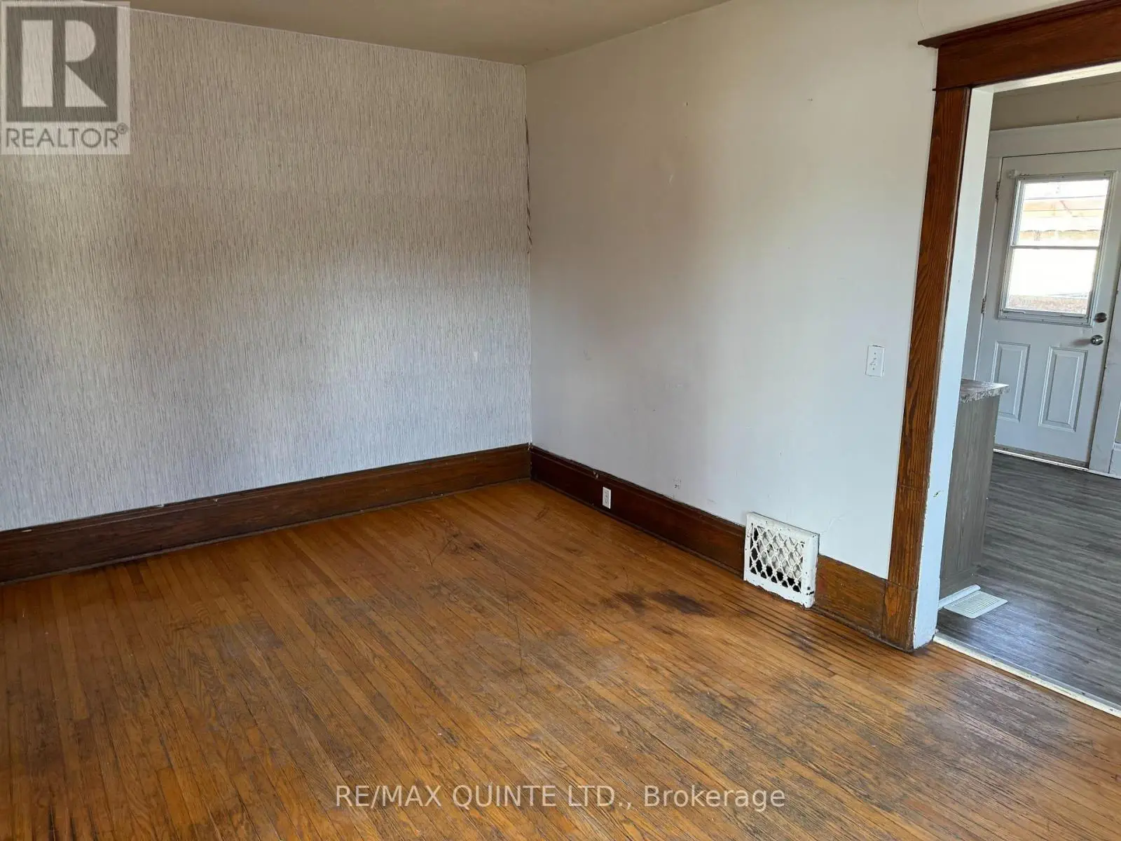 90 Shuter Street, Quinte West, Ontario  K8V 1M1 - Photo 3 - X12127334