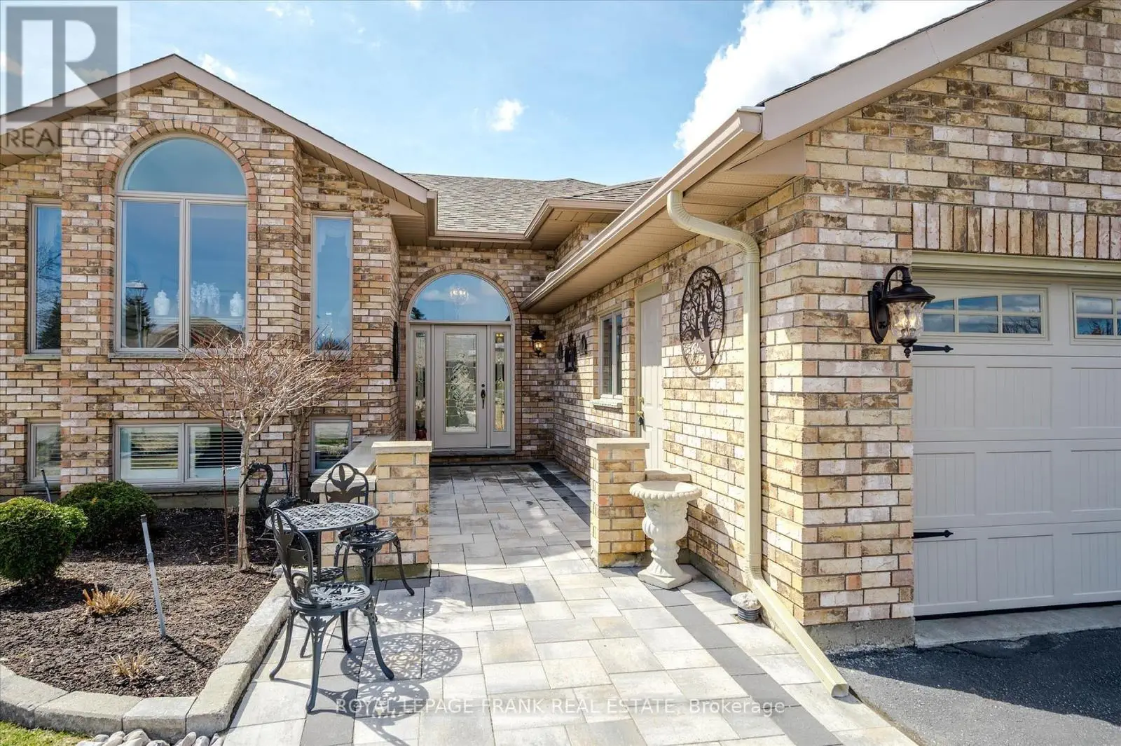 42 Huntingwood Crescent, Kawartha Lakes, Ontario  K0M 1A0 - Photo 2 - X12129797