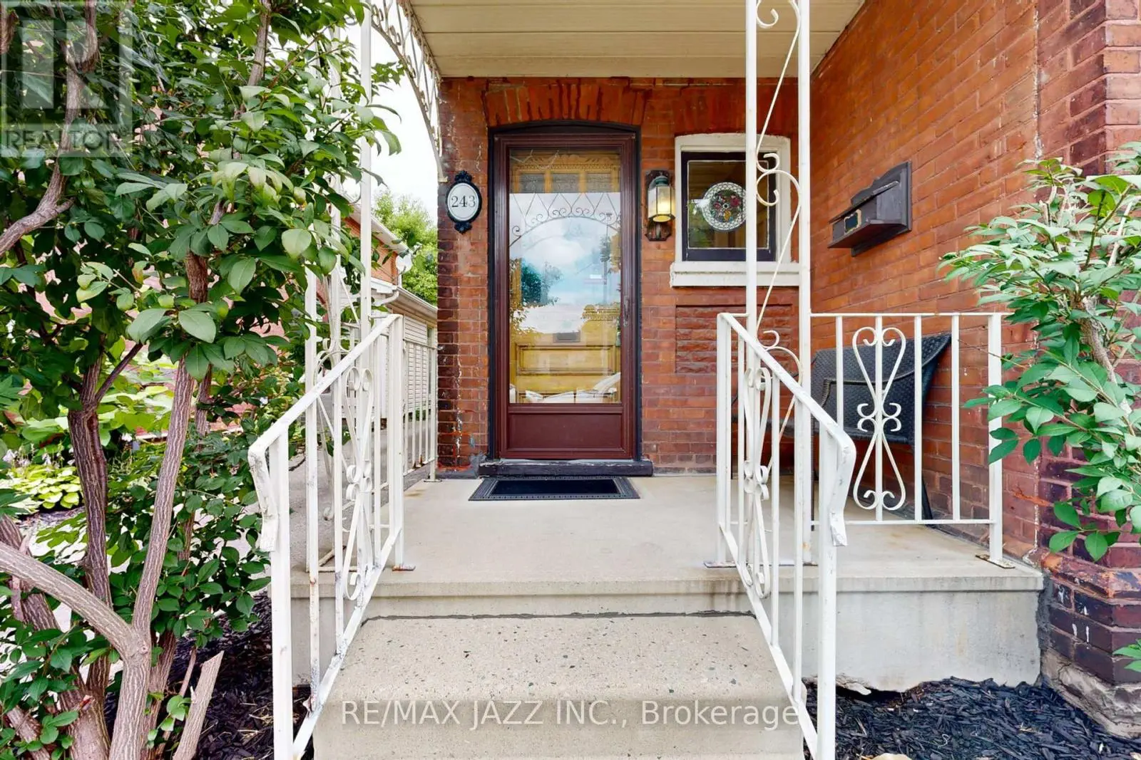 243 Brant Avenue, Brantford, Ontario  N3T 3J4 - Photo 2 - X12132135