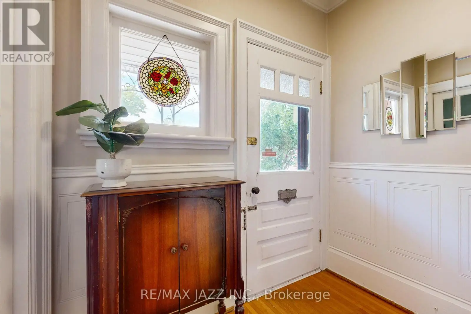 243 Brant Avenue, Brantford, Ontario  N3T 3J4 - Photo 3 - X12132135
