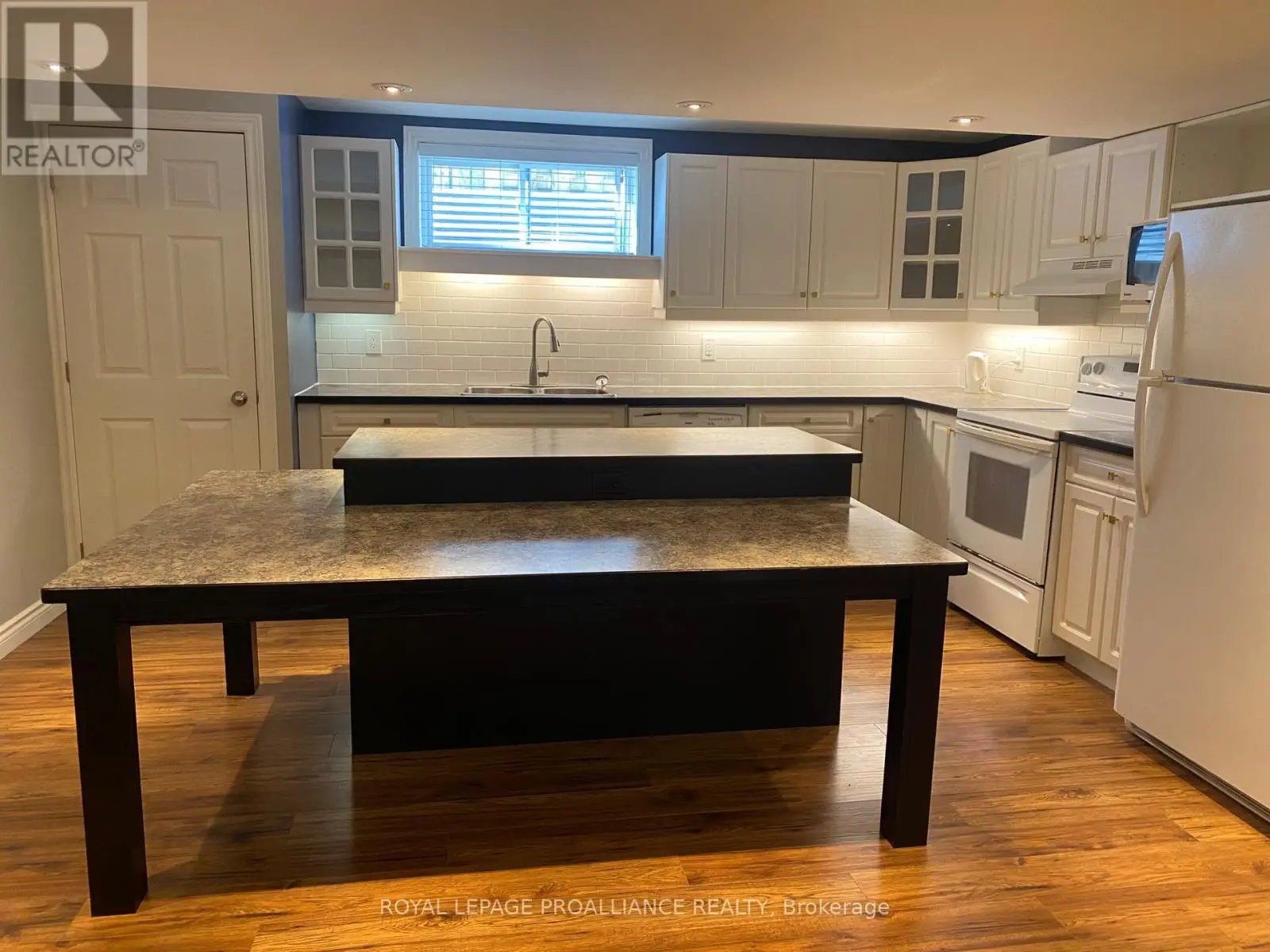 23 Spruce Gardens, Belleville, Ontario  K8N 5W3 - Photo 3 - X12132165