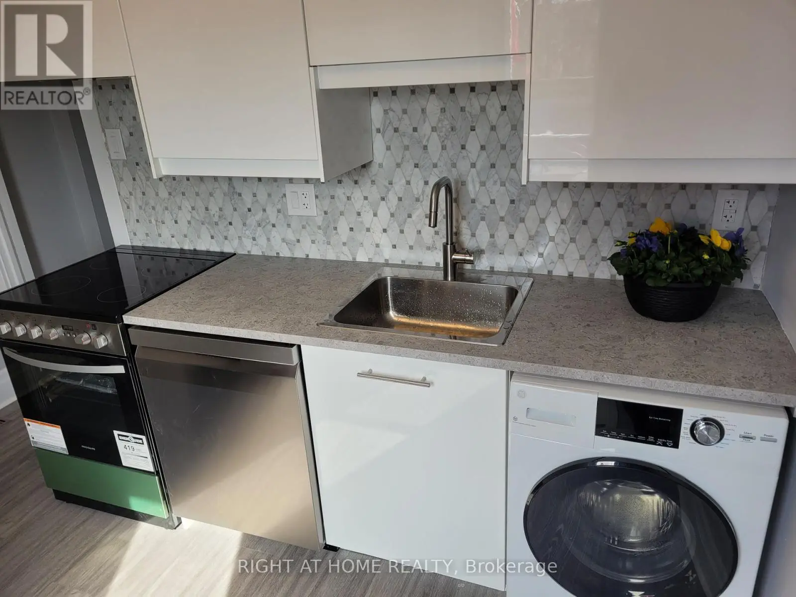 2nd Floor - 1042 St Clarens Avenue N, Toronto, Ontario  M6H 3X7 - Photo 2 - W12132465