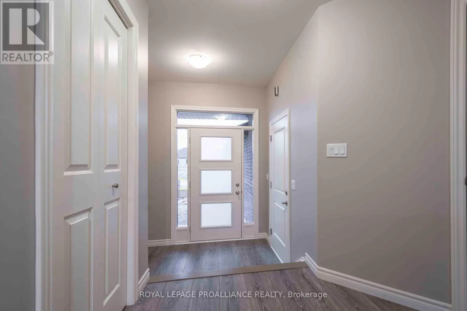 45 Dewal Place, Belleville, Ontario  K8P 0H3 - Photo 3 - X12133095