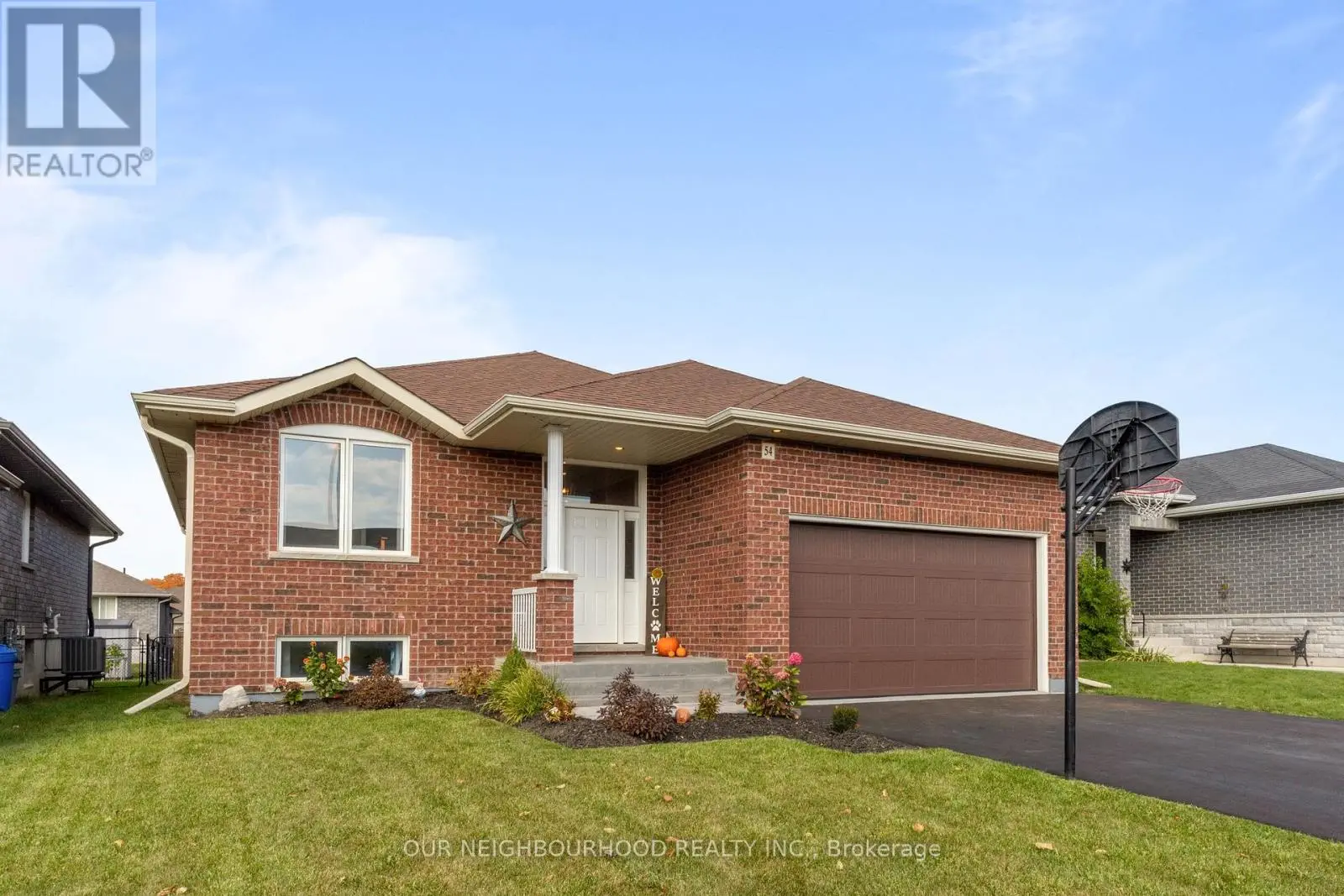 54 Mcintosh Crescent, Quinte West, Ontario  K8V 0G1 - Photo 1 - X12133288