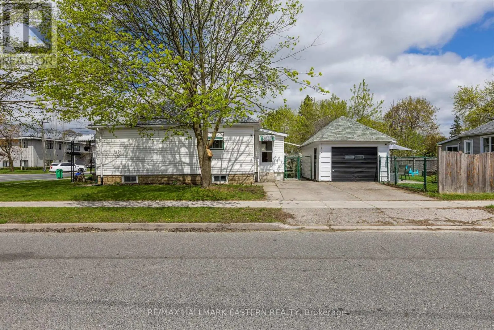 706 Monaghan Road, Peterborough South, Ontario  K9J 5J8 - Photo 2 - X12133485