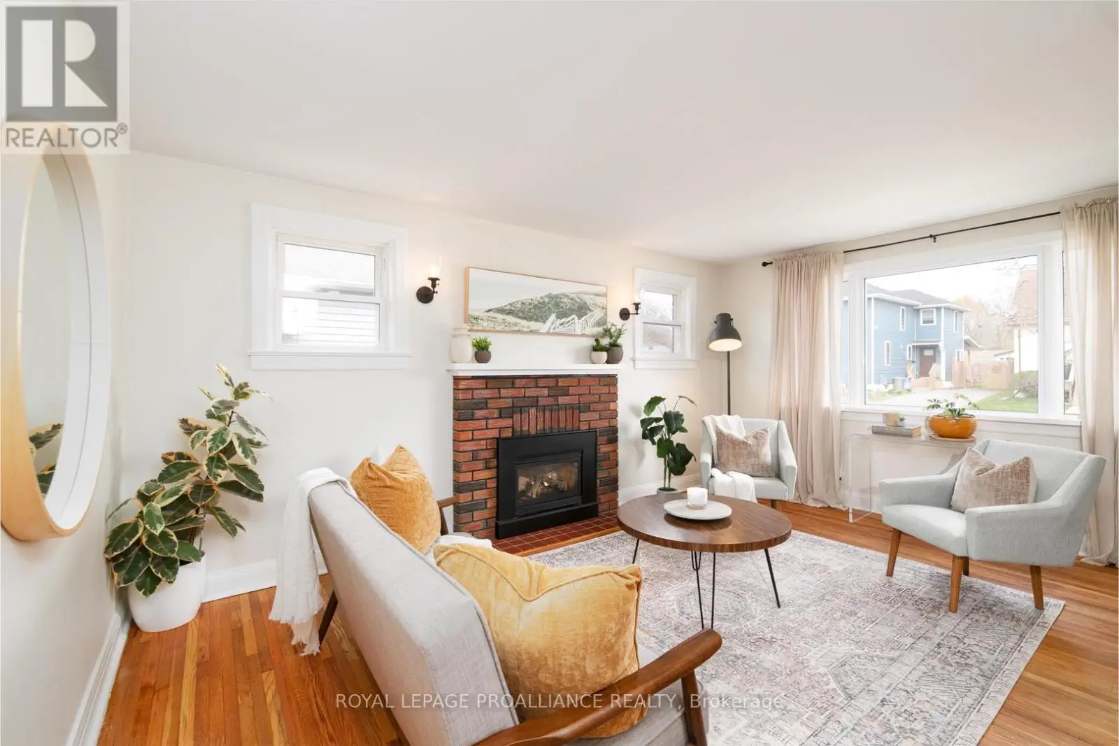 161 Shuter Street, Quinte West, Ontario  K8V 3L9 - Photo 3 - X12133549