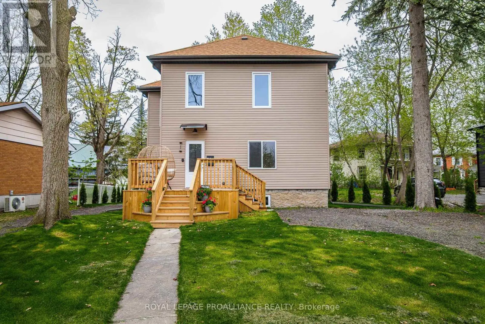 42 Highland Avenue, Belleville, Ontario  K8P 3R1 - Photo 1 - X12134214
