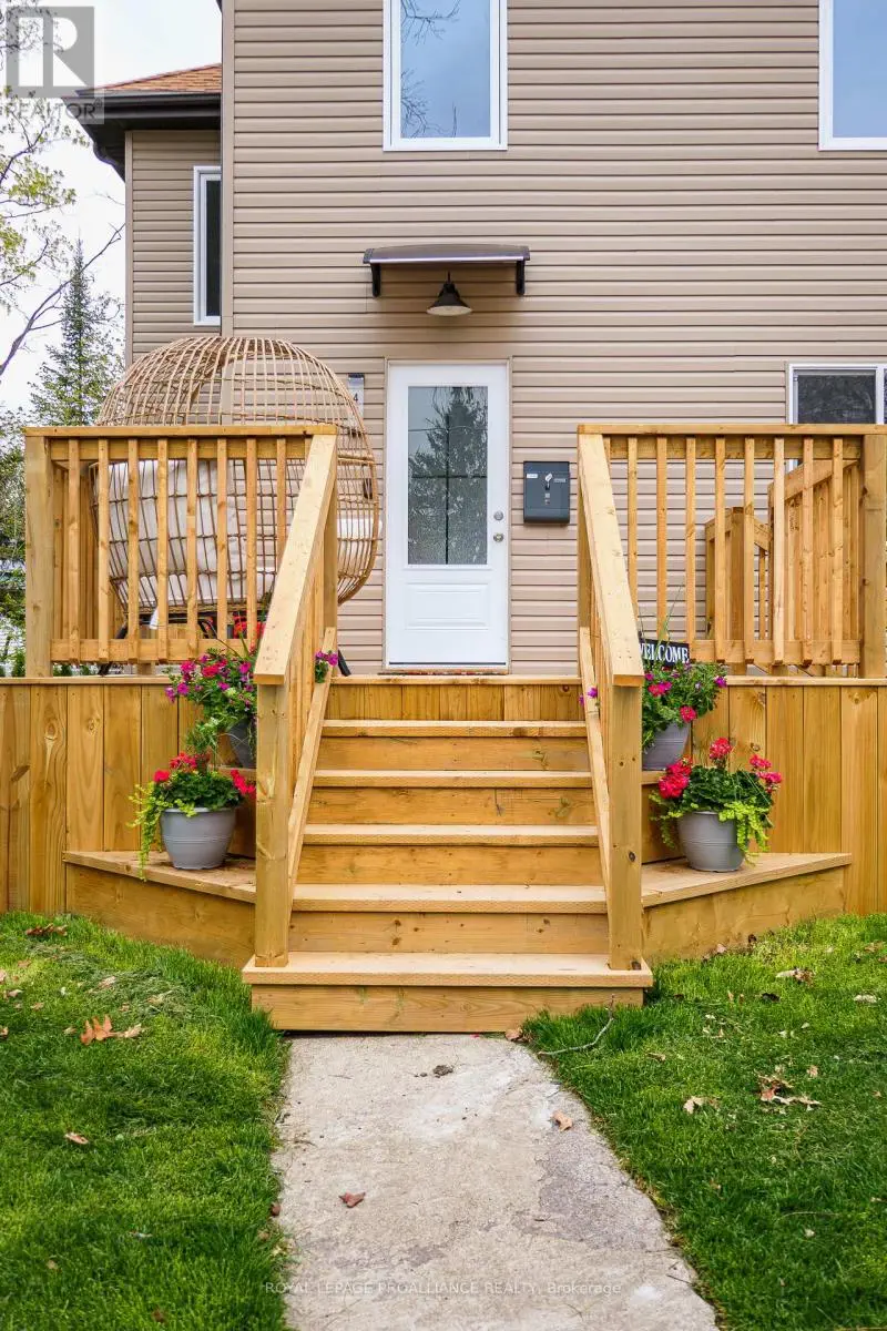 42 Highland Avenue, Belleville, Ontario  K8P 3R1 - Photo 2 - X12134214