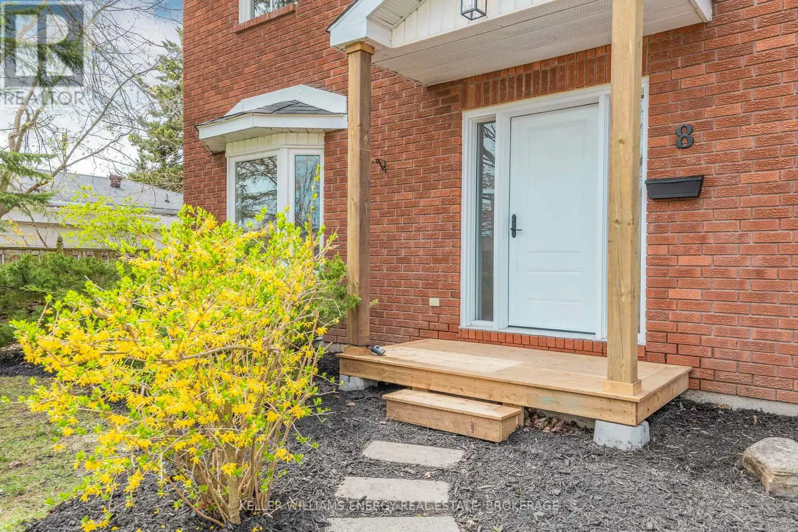 8 Heath Street, Barrie, Ontario  L4M 3J9 - Photo 2 - S12135511