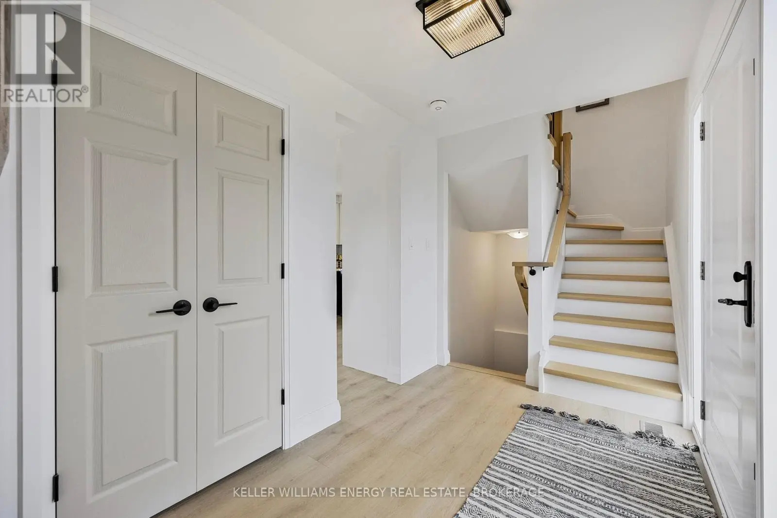 8 Heath Street, Barrie, Ontario  L4M 3J9 - Photo 3 - S12135511