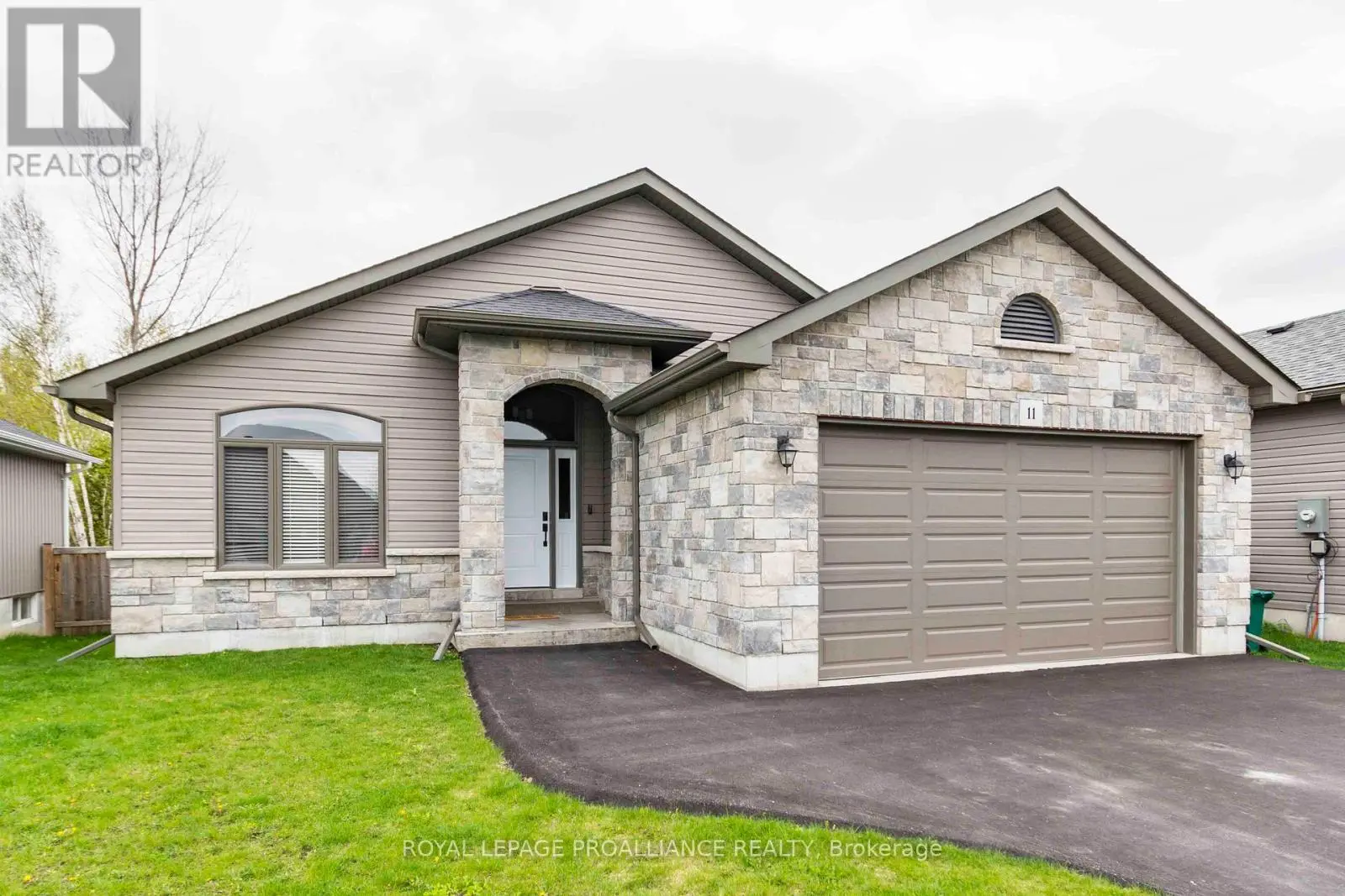 11 Brookfield Crescent, Quinte West, Ontario  K8V 0H9 - Photo 1 - X12137378