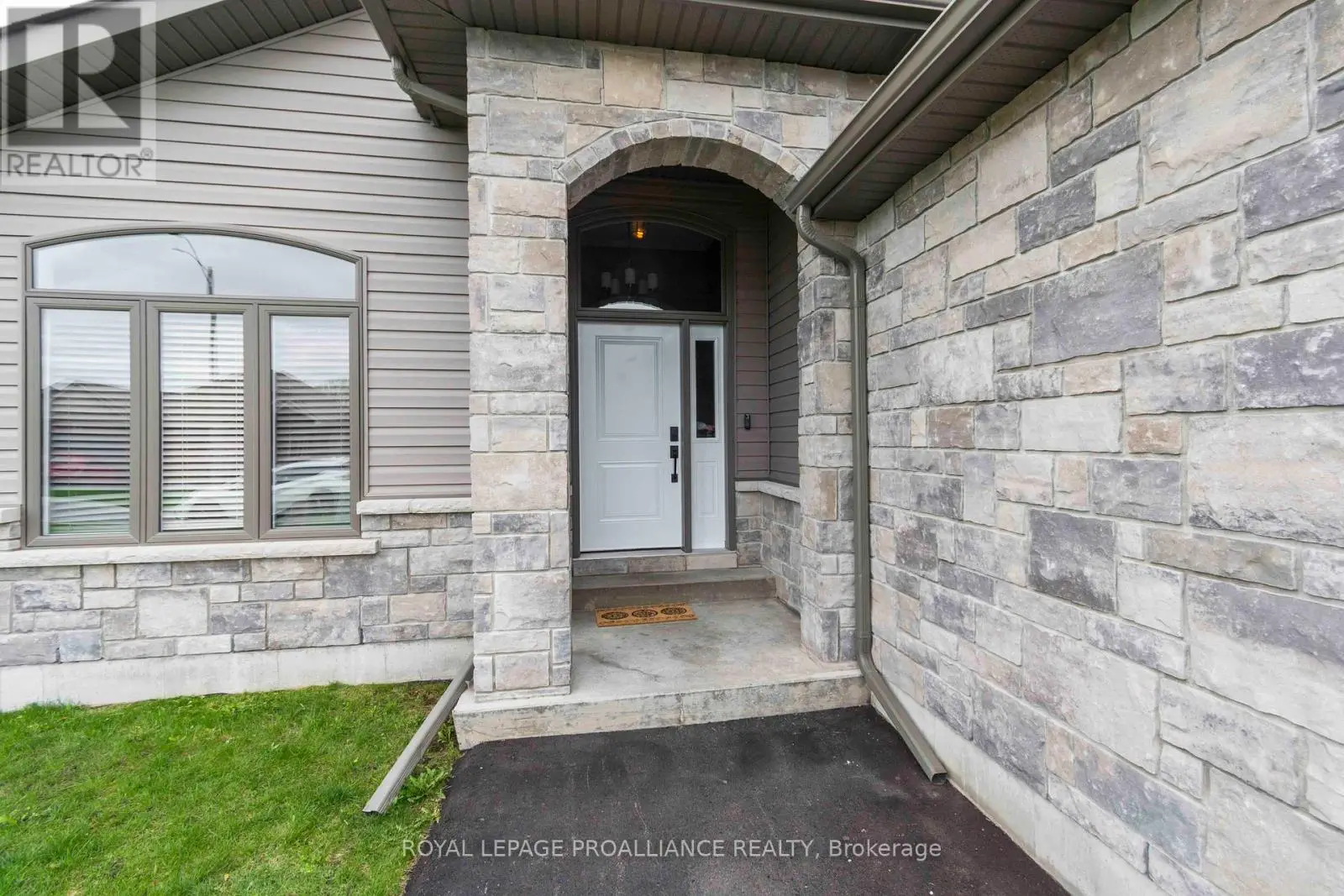 11 Brookfield Crescent, Quinte West, Ontario  K8V 0H9 - Photo 2 - X12137378