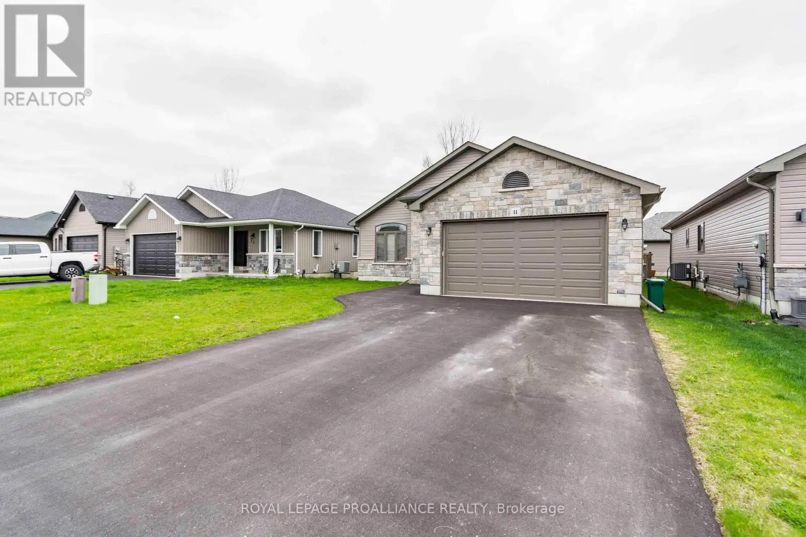 11 Brookfield Crescent, Quinte West, Ontario  K8V 0H9 - Photo 3 - X12137378