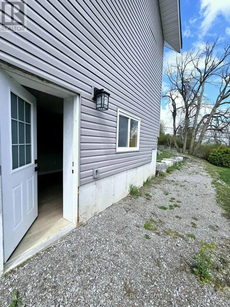 909 Fairbairn Street, Peterborough North, Ontario  K9H 6C2 - Photo 3 - X12138111