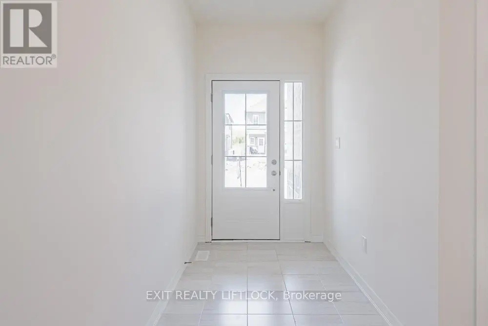 53 Hillcroft Way, Kawartha Lakes, Ontario  K0M 1A0 - Photo 3 - X12138271