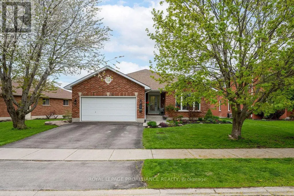 38 Oak Ridge Boulevard, Belleville, Ontario  K8N 5W1 - Photo 1 - X12139432