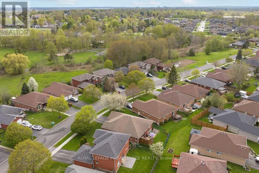 38 Oak Ridge Boulevard, Belleville, Ontario  K8N 5W1 - Photo 2 - X12139432