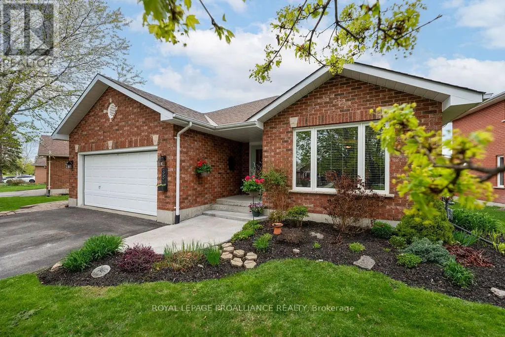 38 Oak Ridge Boulevard, Belleville, Ontario  K8N 5W1 - Photo 3 - X12139432