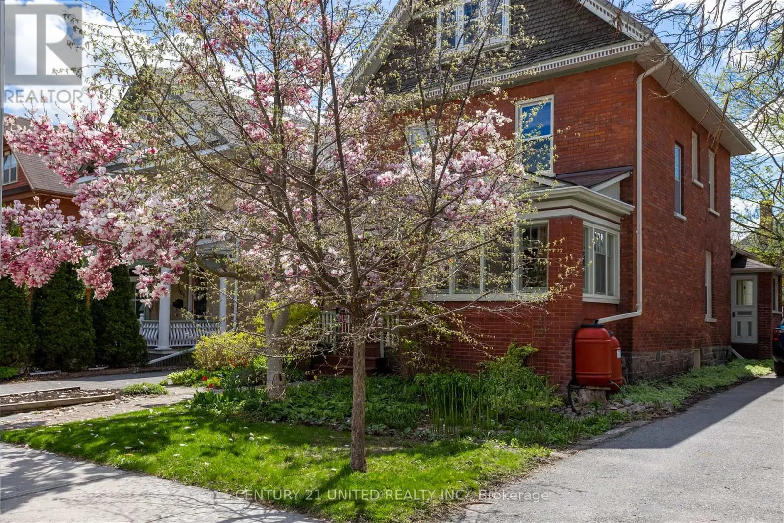 311 Pearl Avenue, Peterborough Central, Ontario  K9J 5G4 - Photo 3 - X12139632