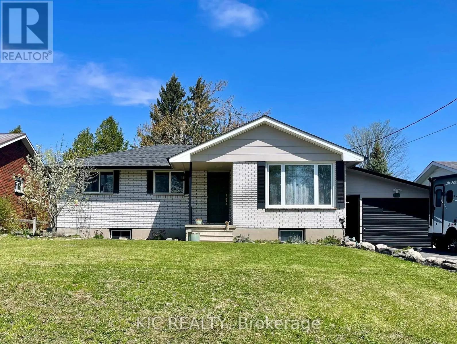 11 Mclean Avenue, Havelock-Belmont-Methuen, Ontario  K0L 1Z0 - Photo 1 - X12140140