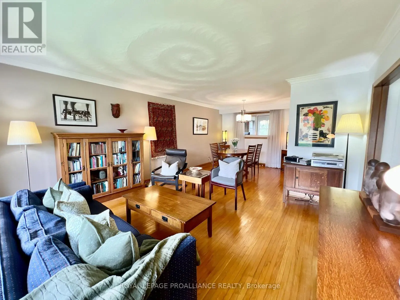 568 Victoria Avenue, Belleville, Ontario  K8N 2G7 - Photo 3 - X12141381