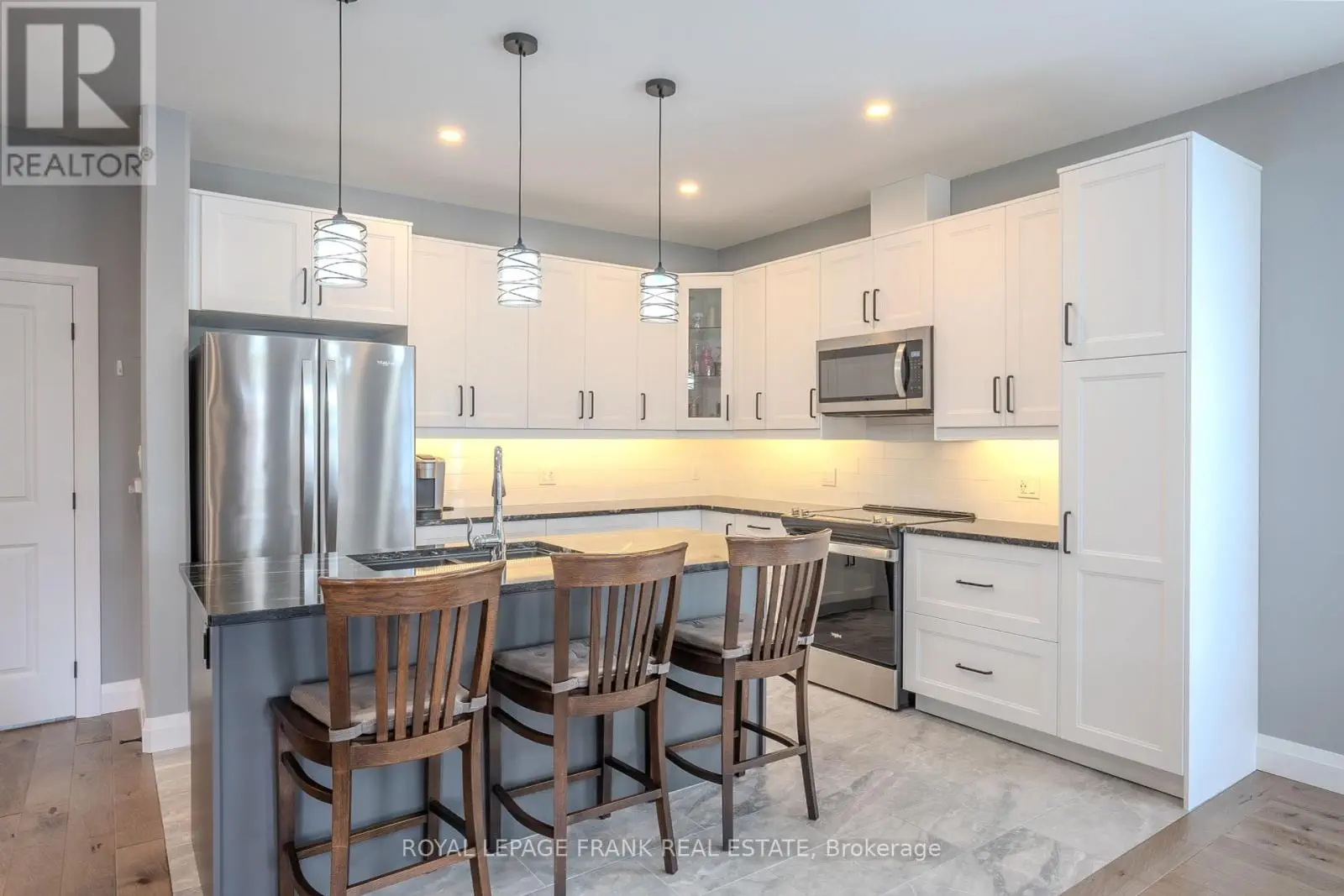44 Birch Crescent, Kawartha Lakes, Ontario  K0M 1A0 - Photo 3 - X12143775