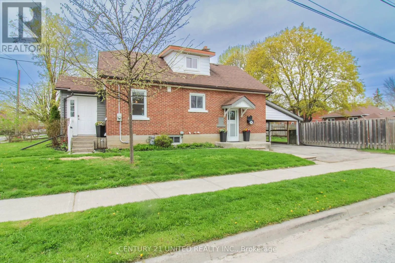96 Montgomery Street, Peterborough South, Ontario  K9J 1W9 - Photo 2 - X12143830