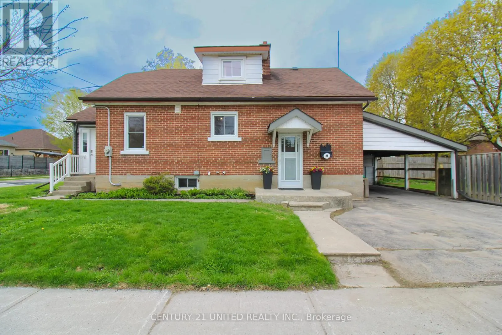 96 Montgomery Street, Peterborough South, Ontario  K9J 1W9 - Photo 3 - X12143830