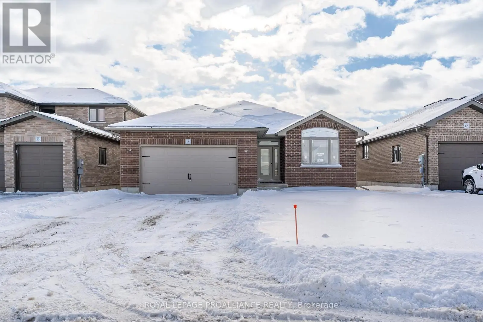 15 Andrew Crescent, Quinte West, Ontario  K8V 0K1 - Photo 2 - X12144245