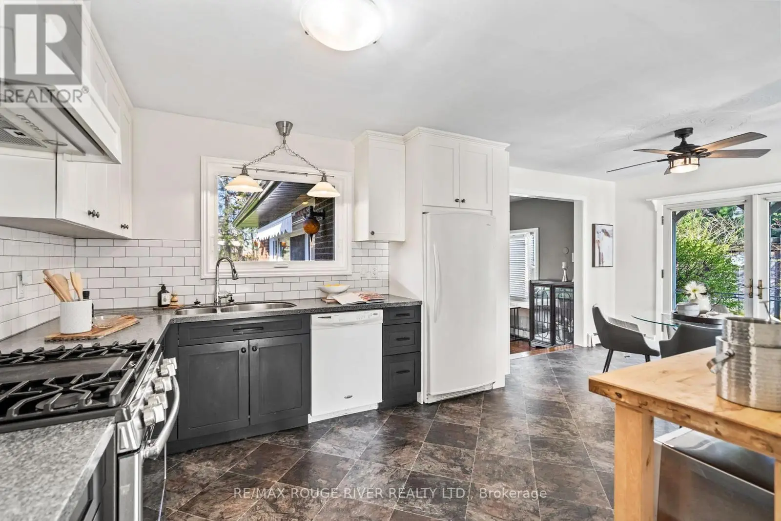 133 Elizabeth Crescent, Whitby, Ontario  L1N 3S1 - Photo 3 - E12144996