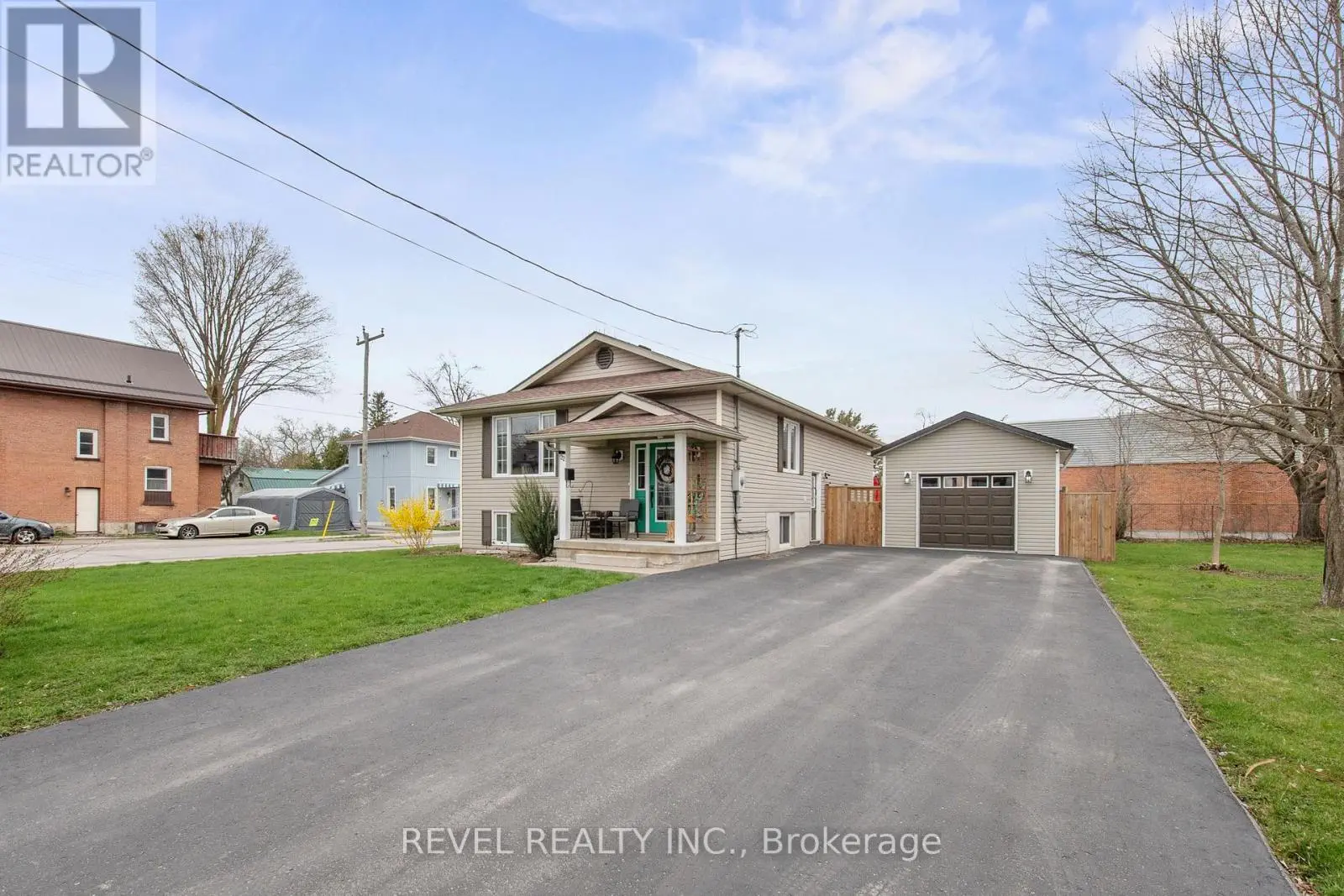 22 St. Paul Street, Kawartha Lakes, Ontario  K9V 1S4 - Photo 2 - X12145437