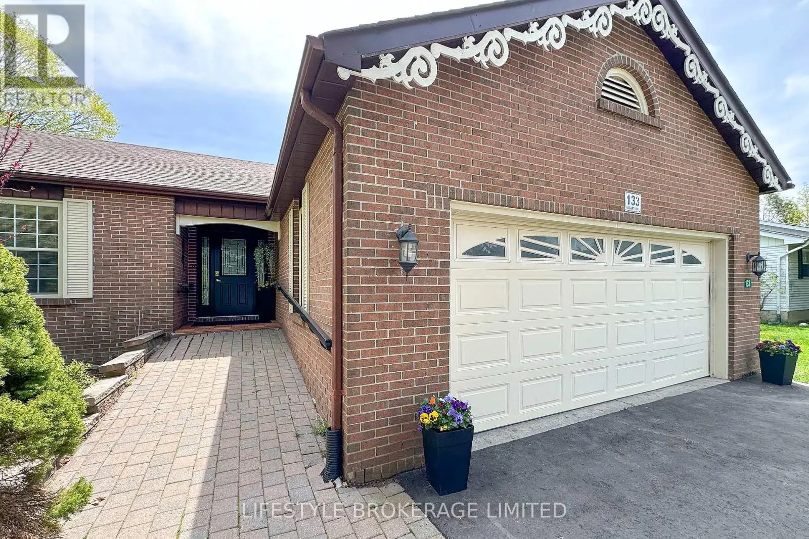 133 Robmar Crescent, Kawartha Lakes, Ontario  K0M 2J0 - Photo 3 - X12146759
