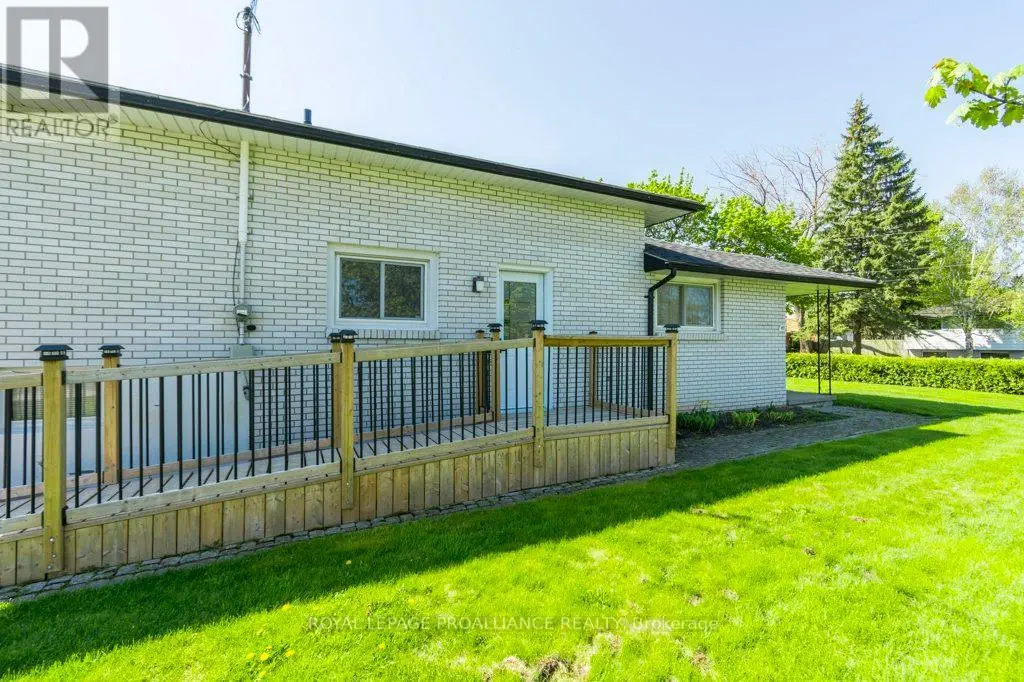 41 Parkdale Drive, Belleville, Ontario  K8P 2P3 - Photo 3 - X12147698