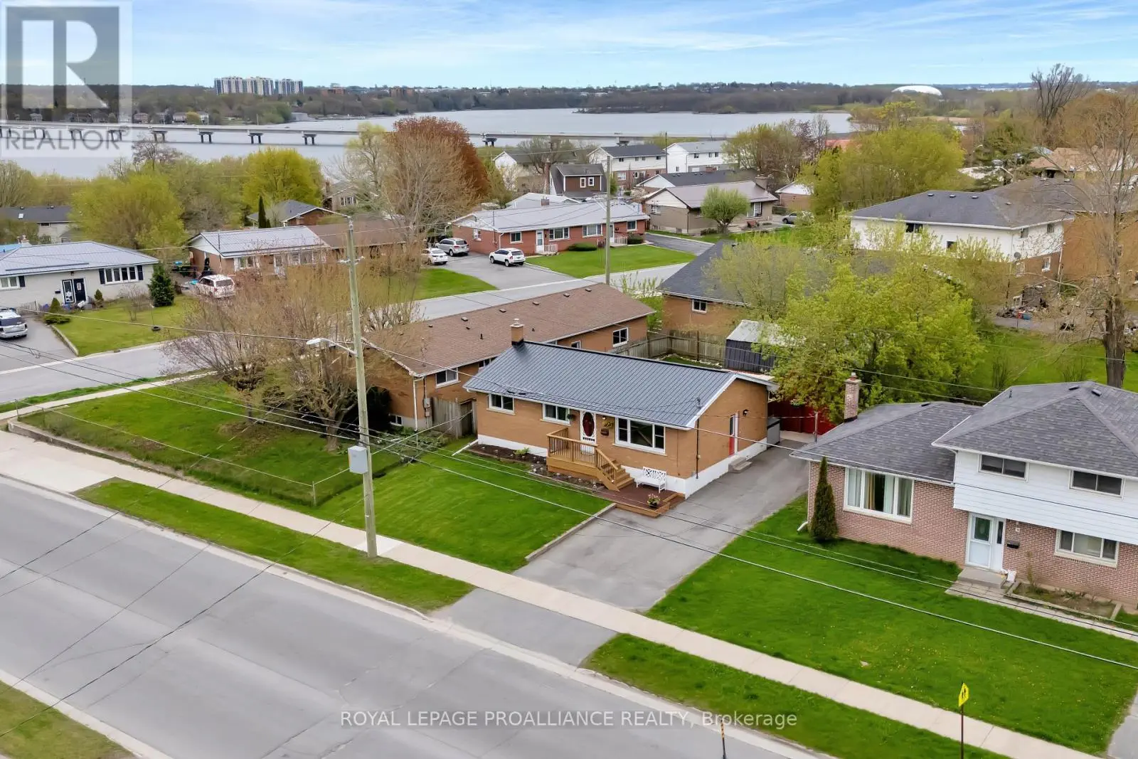 54 Weller Avenue, Kingston, Ontario  K7K 2T3 - Photo 3 - X12148414