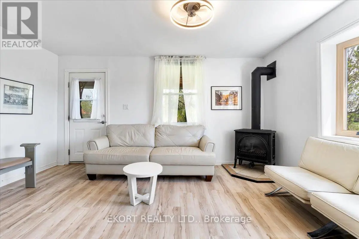 58 Saint Philip Street, Prince Edward County, Ontario  K0K 2T0 - Photo 3 - X12142040