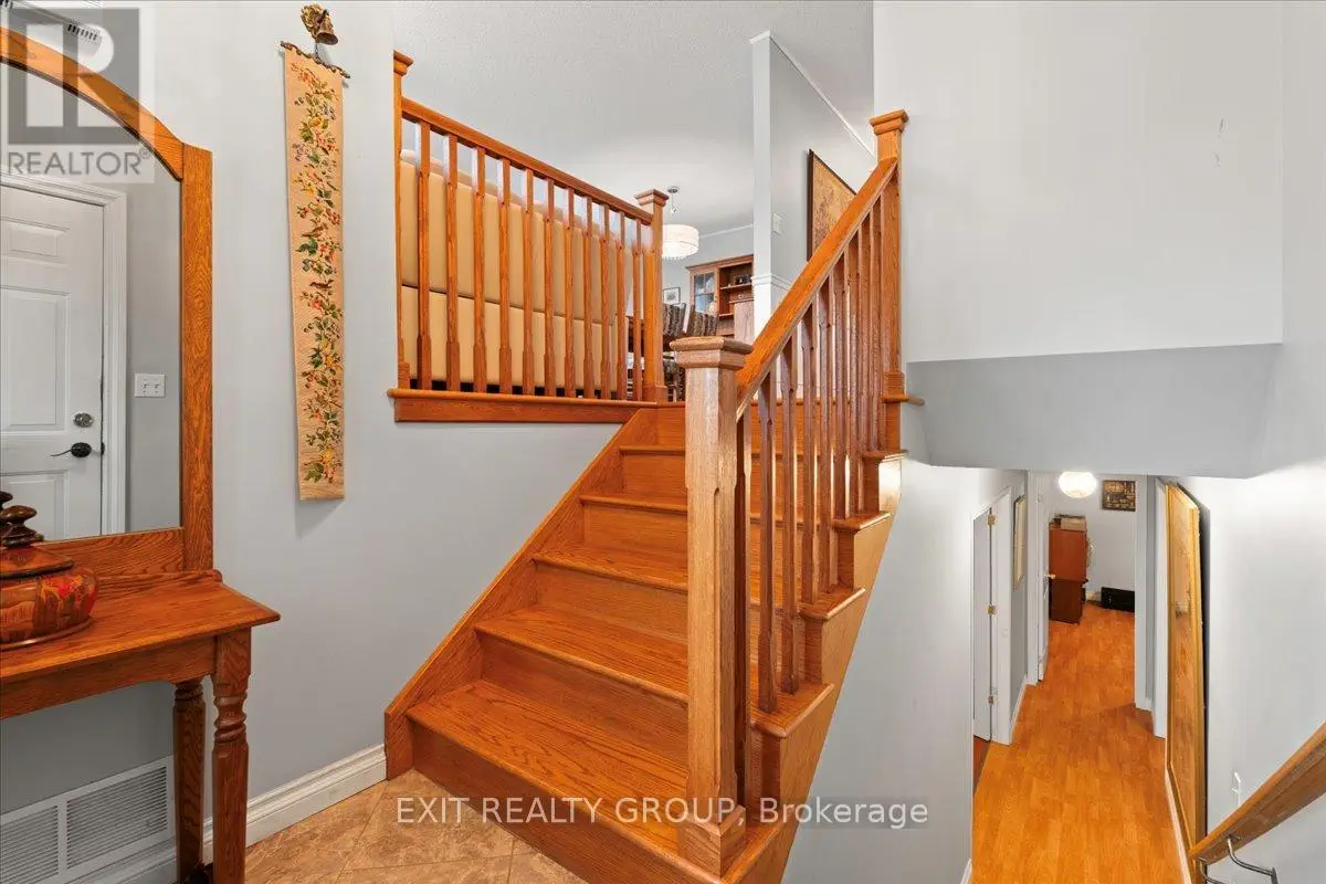 41 Faraday Gardens, Belleville, Ontario  K8P 5J5 - Photo 2 - X12153161
