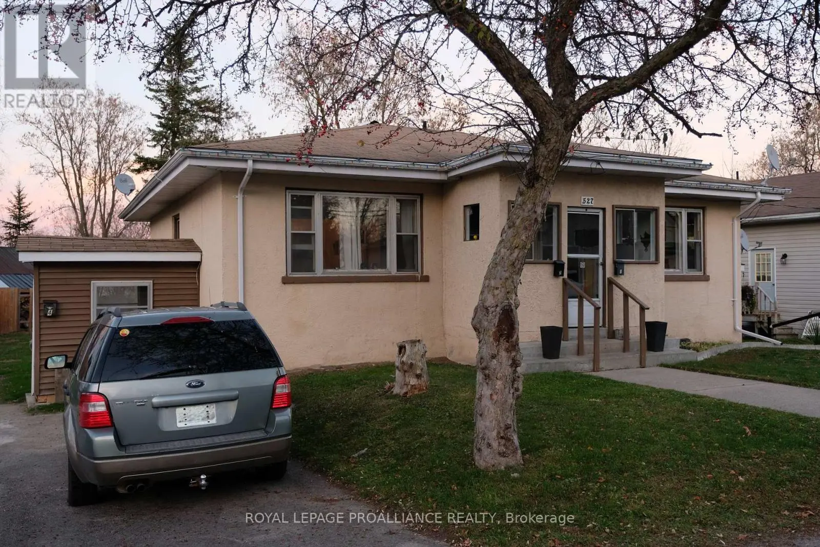 527 Front Street, Quinte West, Ontario  K8V 4R4 - Photo 1 - X12153223