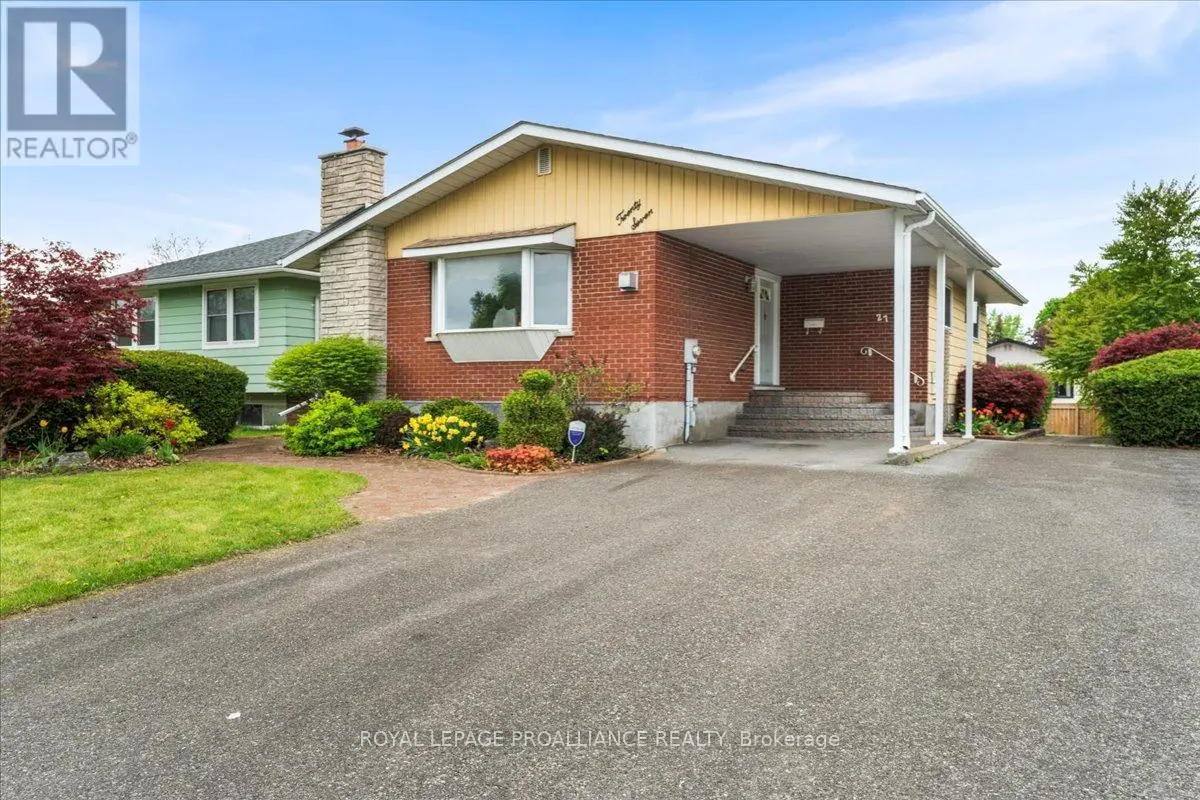 27 Hollandale Avenue, Quinte West, Ontario  K8V 2C5 - Photo 3 - X12153430