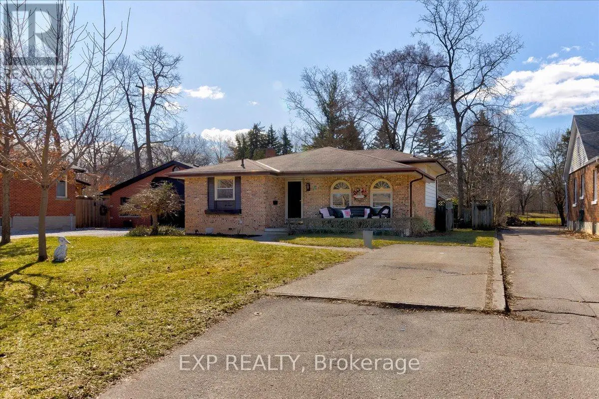 11 Glenwood Drive, Brantford, Ontario  N3S 3E9 - Photo 2 - X12153686
