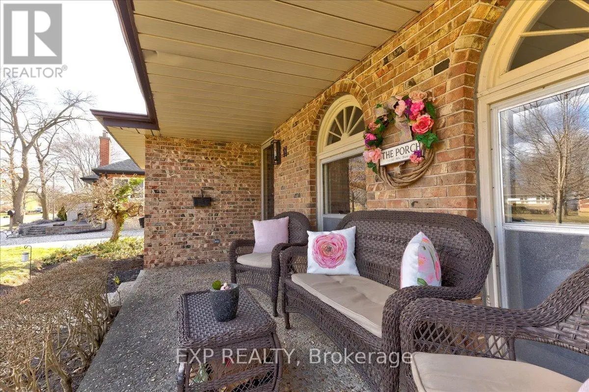 11 Glenwood Drive, Brantford, Ontario  N3S 3E9 - Photo 3 - X12153686