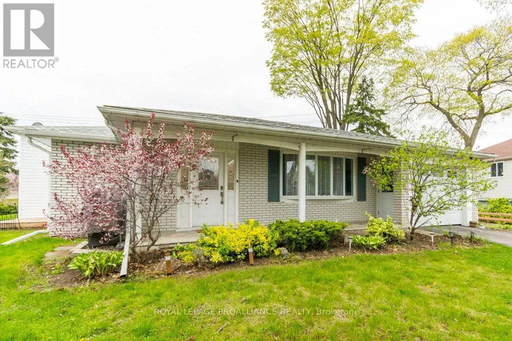 17 Edgeview Drive, Quinte West, Ontario  K8V 3G2 - Photo 3 - X12154888