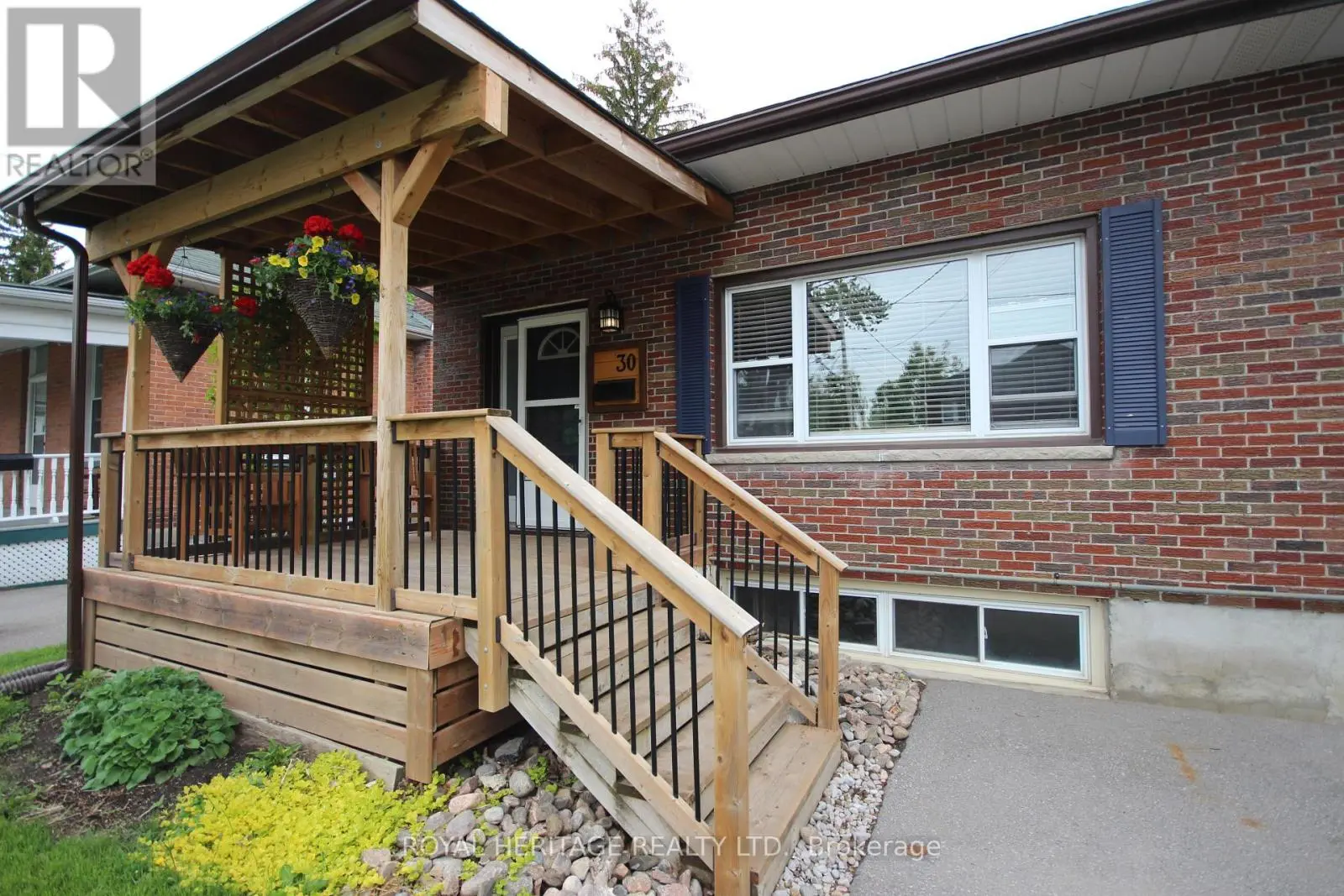 30 Melbourne Street W, Kawartha Lakes, Ontario  K9V 2S8 - Photo 2 - X12157353